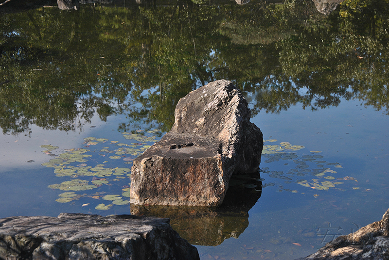 камень-лодка в саду Ниномару