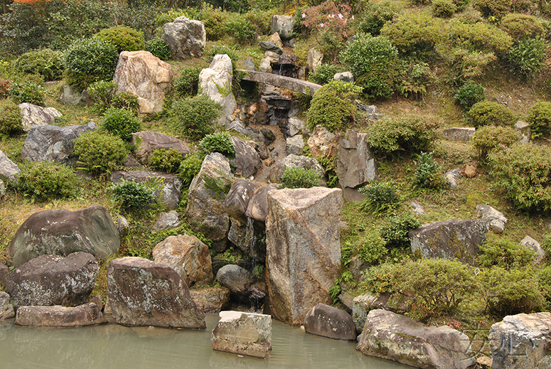 водопад в саду храма Тисяку-ин