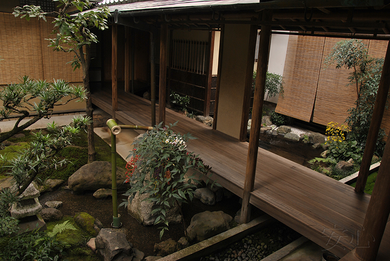 цукубай в японском саду
